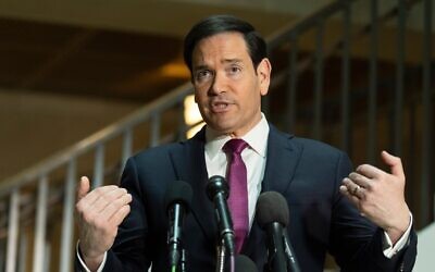 Le secrétaire d'État américain Marco Rubio s'adressant aux journalistes avant sa réunion d'information sur l'Iran devant les commissions du Renseignement de la Chambre des représentants et du Sénat, au Capitole, à Washington, le 2 mars 2026. (Crédit : Manuel Balce Ceneta/AP Photo)