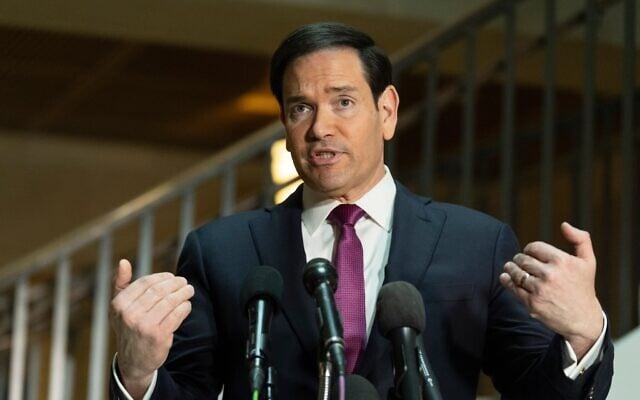 Le secrétaire d'État américain Marco Rubio s'adressant aux journalistes avant sa réunion d'information sur l'Iran devant les commissions du Renseignement de la Chambre des représentants et du Sénat, au Capitole, à Washington, le 2 mars 2026. (Crédit : Manuel Balce Ceneta/AP Photo)