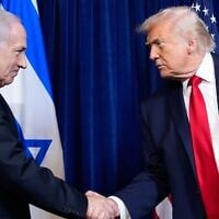 Le président américain Donald Trump (à droite) serrant la main du Premier ministre Benjamin Netanyahu lors d'une conférence de presse conjointe, à Mar-a-Lago, à Palm Beach, en Floride, le 29 décembre 2025. (Crédit : Alex Brandon/AP)