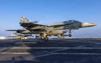Cette image fournie par le Commandement du centre américain montre un F/A-18E Super Hornet effectuant un atterrissage par arrêtoir sur l’USS Abraham Lincoln (CVN 72) dans le cadre de l’opération Fureur épique, le 2 mars 2026. (Crédit : US Navy/AP)