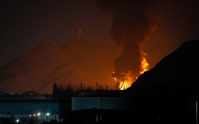 Un important incendie et un panache de fumée visibles après que, selon les autorités, les débris d'un drone iranien intercepté ont frappé l'installation pétrolière de Fujairah, à Fujairah, aux Émirats arabes unis, le 3 mars 2026. (Crédit : Altaf Qadri/AP Photo)
