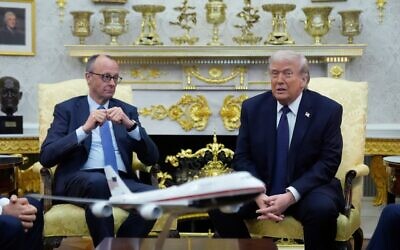 Le président américain Donald Trump rencontrant le chancelier allemand Friedrich Merz, dans le Bureau ovale de la Maison Blanche, à Washington, le 3 mars 2026. (Crédit : Mark Schiefelbein/AP Photo)