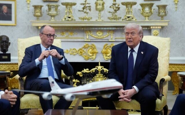 Le président américain Donald Trump rencontrant le chancelier allemand Friedrich Merz, dans le Bureau ovale de la Maison Blanche, à Washington, le 3 mars 2026. (Crédit : Mark Schiefelbein/AP Photo) Le président américain Donald Trump rencontrant le chancelier allemand Friedrich Merz, dans le Bureau ovale de la Maison Blanche, à Washington, le 3 mars 2026. (Crédit : Mark Schiefelbein/AP Photo)