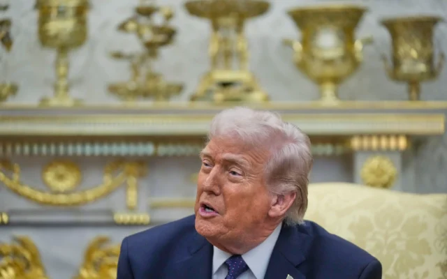 Le président américain Donald Trump s’exprime lors d’une réunion avec le chancelier allemand Friedrich Merz dans le bureau ovale de la Maison Blanche, le 3 mars 2026, à Washington. (Crédit : Mark Schiefelbein/AP) Le président américain Donald Trump s’exprime lors d’une réunion avec le chancelier allemand Friedrich Merz dans le bureau ovale de la Maison Blanche, le 3 mars 2026, à Washington. (Crédit : Mark Schiefelbein/AP)