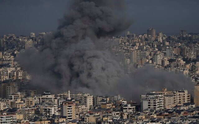 De la fumée s'élevant après une frappe aérienne israélienne, à Dahiyeh, dans la banlieue sud de Beyrouth, au Liban, le 4 mars 2026. (Crédit : Bilal Hussein/AP Photo)