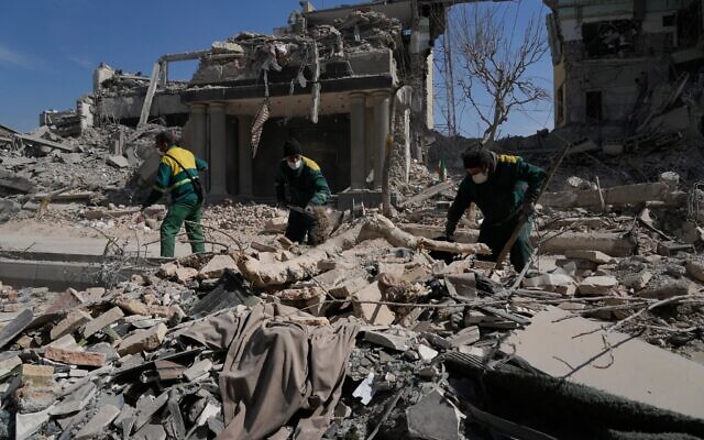 Des ouvriers déblayant les décombres d'un commissariat frappé le 2 mars lors de la campagne militaire américano-israélienne, à Téhéran, en Iran, le 3 mars 2026. (Crédit : Vahid Salemi/AP Photo)