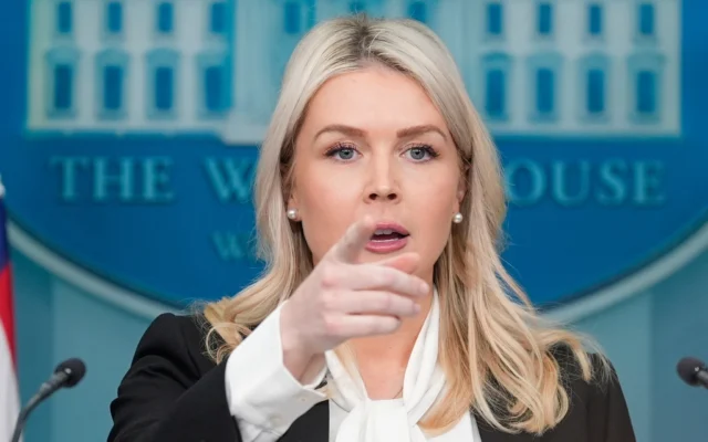 La porte-parole de la Maison Blanche, Karoline Leavitt, s'adresse aux journalistes dans la salle de presse James Brady à la Maison Blanche, le mercredi 4 mars 2026, à Washington. (Crédit : AP Photo/Alex Brandon)