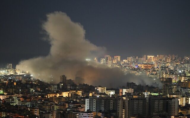 De la fumée s'élevant après une frappe aérienne israélienne, à Dahiyeh, dans la banlieue sud de Beyrouth, au Liban, le 5 mars 2026. (Crédit : Hassan Ammar/AP Photo) De la fumée s'élevant après une frappe aérienne israélienne, à Dahiyeh, dans la banlieue sud de Beyrouth, au Liban, le 5 mars 2026. (Crédit : Hassan Ammar/AP Photo)