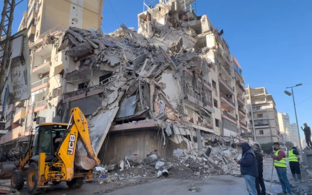 Un bulldozer enlevant les décombres d'un bâtiment détruit par une frappe aérienne israélienne à Dahiyeh, bastion du Hezbollah, dans la banlieue sud de Beyrouth, au Liban, le 5 mars 2026. (Crédit : Hussein Malla/AP Photo)