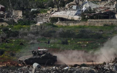 Un véhicule blindé israélien manœuvre dans le sud du Liban, vu depuis le nord d'Israël, jeudi 5 mars 2026. (AP/Ariel Schalit)
