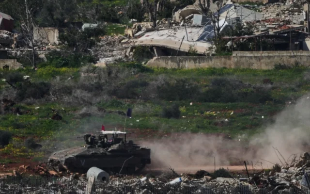 Un véhicule blindé israélien manœuvre dans le sud du Liban, vu depuis le nord d'Israël, jeudi 5 mars 2026. (AP/Ariel Schalit) Un véhicule blindé israélien manœuvre dans le sud du Liban, vu depuis le nord d'Israël, jeudi 5 mars 2026. (AP/Ariel Schalit)