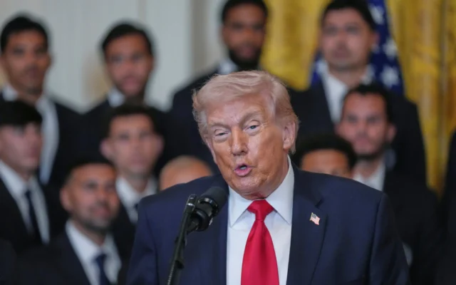 Le président américain Donald Trump s'exprime lors d'un événement en l'honneur des champions 2025 de la Major League Soccer, l'Inter Miami, dans la salle Est de la Maison Blanche, le jeudi 5 mars 2026, à Washington. (Crédit : AP Photo/Julia Demaree Nikhinson)