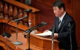 Le ministre japonais des Affaires étrangères, Toshimitsu Motegi, prononce un discours lors de la session extraordinaire de la Diète, le 20 février 2026, à Tokyo. (Crédit : AP/Eugene Hoshiko, archives)