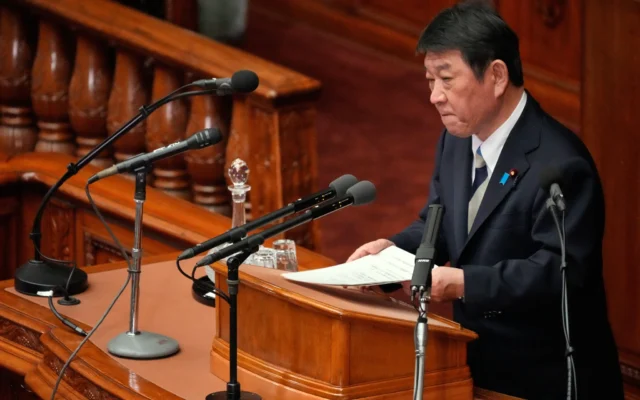 Le ministre japonais des Affaires étrangères, Toshimitsu Motegi, prononce un discours lors de la session extraordinaire de la Diète, le 20 février 2026, à Tokyo. (Crédit : AP/Eugene Hoshiko, archives)