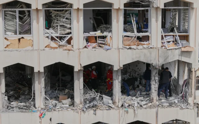 Des agents de sécurité inspectent les dégâts causés à un bâtiment touché par une frappe aérienne israélienne dans la ville portuaire de Sidon, au sud du Liban, le 6 mars 2026. (Crédit : AP Photo/Mohammed Zaatari)