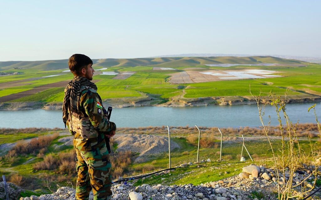 Un membre du Parti de la liberté du Kurdistan montant la garde à Erbil, en Irak, le 5 mars 2026. (Crédit : Rashid Yahya/AP) Un membre du Parti de la liberté du Kurdistan montant la garde à Erbil, en Irak, le 5 mars 2026. (Crédit : Rashid Yahya/AP)
