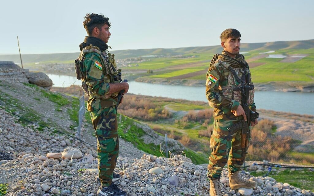 Photo d'illustration : Des membres du Parti de la liberté du Kurdistan (PAK) montant la garde à Erbil, en Irak, le 5 mars 2026. (Crédit : Rashid Yahya/AP) Photo d'illustration : Des membres du Parti de la liberté du Kurdistan (PAK) montant la garde à Erbil, en Irak, le 5 mars 2026. (Crédit : Rashid Yahya/AP)