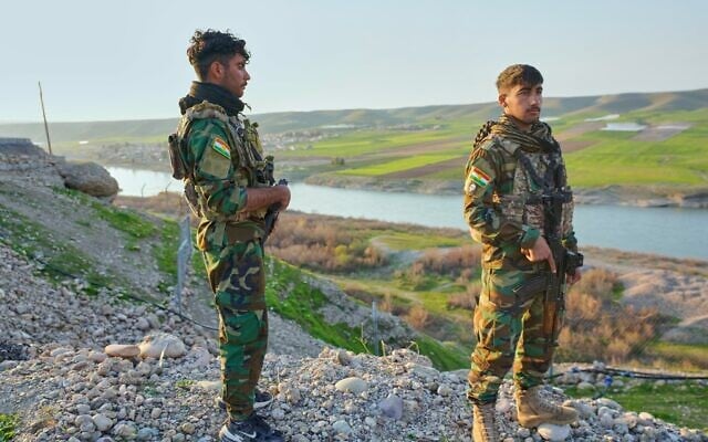 Photo d'illustration : Des membres du Parti de la liberté du Kurdistan (PAK) montant la garde à Erbil, en Irak, le 5 mars 2026. (Crédit : Rashid Yahya/AP)