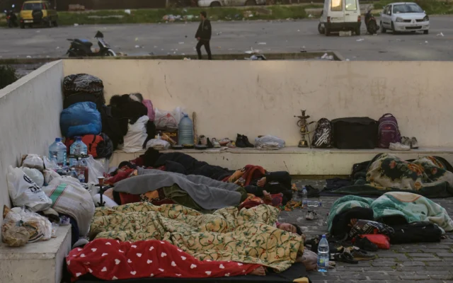Des personnes déplacées fuyant les frappes aériennes israéliennes visant le Hezbollah dorment sur la place des Martyrs, dans le centre-ville de Beyrouth, au Liban, le 7 mars 2026. (Crédit : AP Photo/Bilal Hussein)