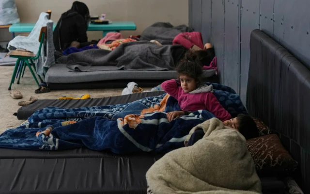 Des personnes déplacées fuyant les frappes aériennes israéliennes dorment dans une école transformée en refuge à Beyrouth, au Liban, le 7 mars 2026. (Crédit : AP Photo/Bilal Hussein)