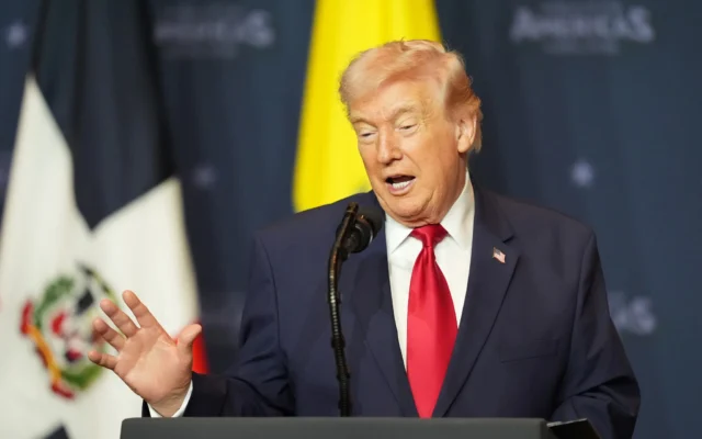Le président Donald Trump s'exprime lors du sommet Shield of the Americas, le 7 mars 2026, au Trump National Doral Miami à Doral, en Floride. (Crédit : AP Photo/Rebecca Blackwell)
