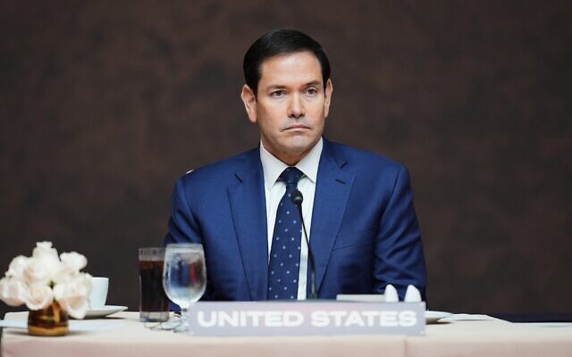Le secrétaire d'État américain Marco Rubio participe à un déjeuner de travail dans le cadre du sommet « Shield of the Americas », le 7 mars 2026, au Trump National Doral Miami, à Doral, en Floride. (Crédit : AP Photo/Rebecca Blackwell)