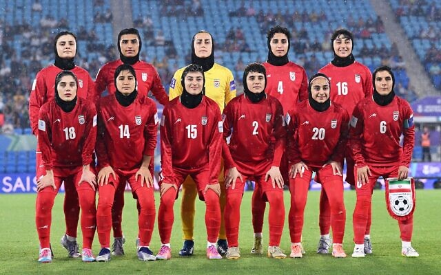Les joueuses iraniennes posent pour une photo d'équipe avant le match de football de la Coupe d'Asie féminine entre l'Iran et les Philippines à Robina, en Australie, le 8 mars 2026. (Crédit : Dave Hunt/AAP Image via AP)