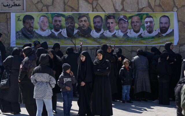 Des personnes devant les portraits des terroristes du Hezbollah éliminés par les frappes aériennes israéliennes lors de leur cortège funèbre, dans le village de Khreibeh, dans l'est du Liban, le 8 mars 2026. (Crédit : Bilal Hussein/AP Photo) Des personnes devant les portraits des terroristes du Hezbollah éliminés par les frappes aériennes israéliennes lors de leur cortège funèbre, dans le village de Khreibeh, dans l'est du Liban, le 8 mars 2026. (Crédit : Bilal Hussein/AP Photo)