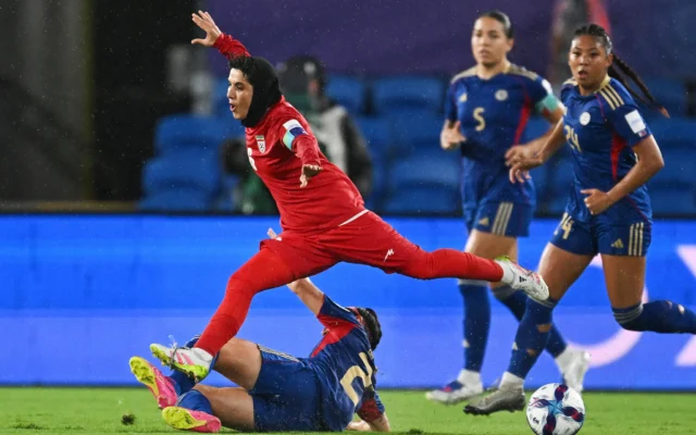 L'Iranienne Zahra Sarbali( en haut) et la Philippine Malea Cesar se disputant le ballon lors du match de football féminin de la Coupe d'Asie entre l'Iran et les Philippines, à Robina, en Australie, le 8 mars 2026. (Crédit : Dave Hunt/AAP Image via AP) L'Iranienne Zahra Sarbali( en haut) et la Philippine Malea Cesar se disputant le ballon lors du match de football féminin de la Coupe d'Asie entre l'Iran et les Philippines, à Robina, en Australie, le 8 mars 2026. (Crédit : Dave Hunt/AAP Image via AP)