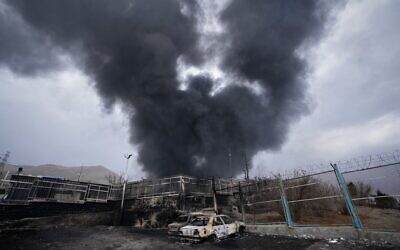 Un épais panache de fumée s'élevant d'un dépôt pétrolier touché par une frappe israélienne le 7 mars soir à Téhéran, en Iran, le 8 mars 2026. (Crédit : Vahid Salemi/AP Photo)