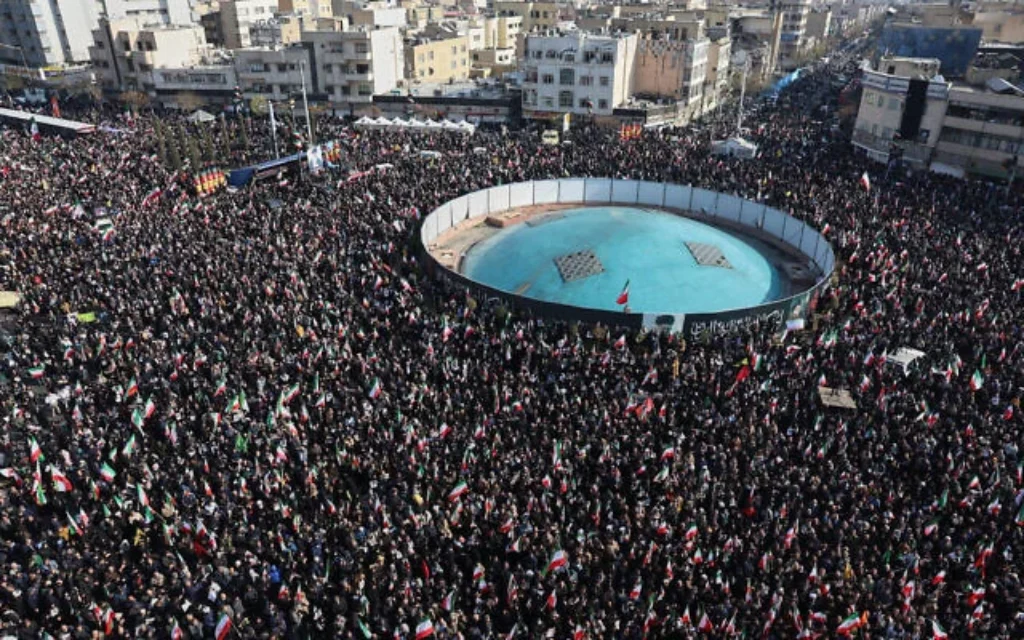 Rassemblement en hommage à l'ayatollah Mojtaba Khamenei, successeur de son défunt père, l'ayatollah Ali Khamenei, en tant que guide suprême, à Téhéran, en Iran, le lundi 9 mars 2026. (Photo AP/Vahid Salemi)