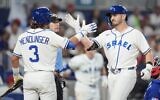 Le frappeur désigné israélien Spencer Horwitz, à droite, est félicité par Noah Mendlinger (3) après avoir réussi un home run contre la République dominicaine lors de la quatrième manche d'un match de la World Baseball Classic, le 9 mars 2026, à Miami. (Crédit : AP Photo/Rebecca Blackwell)