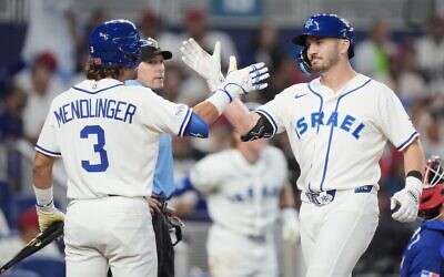 Le frappeur désigné israélien Spencer Horwitz, à droite, est félicité par Noah Mendlinger (3) après avoir réussi un home run contre la République dominicaine lors de la quatrième manche d'un match de la World Baseball Classic, le 9 mars 2026, à Miami. (Crédit : AP Photo/Rebecca Blackwell)