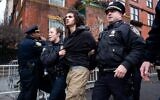 La police arrête Emir Balat après qu'il a tenté de faire exploser une bombe artisanale lors d'une contre-manifestation contre l'influenceur d'extrême droite Jake Lang, qui organisait une manifestation anti-islam devant Gracie Mansion, le 7 mars 2026, à New York. (Crédit : AP Photo/Julius Constantine Motal)