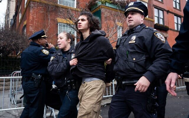 La police arrête Emir Balat après qu'il a tenté de faire exploser une bombe artisanale lors d'une contre-manifestation contre l'influenceur d'extrême droite Jake Lang, qui organisait une manifestation anti-islam devant Gracie Mansion, le 7 mars 2026, à New York. (Crédit : AP Photo/Julius Constantine Motal) La police arrête Emir Balat après qu'il a tenté de faire exploser une bombe artisanale lors d'une contre-manifestation contre l'influenceur d'extrême droite Jake Lang, qui organisait une manifestation anti-islam devant Gracie Mansion, le 7 mars 2026, à New York. (Crédit : AP Photo/Julius Constantine Motal)
