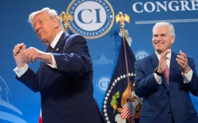 Le président Donald Trump danse alors que le représentant Tom Emmer, républicain du Minnesota, assiste à une conférence Républicaine, le 9 mars 2026, au Trump National Doral Miami à Doral, en Floride (Photo AP/Mark Schiefelbein)
