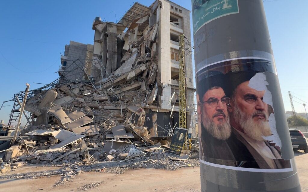 Des portraits de l'ancien chef du groupe terroriste chiite libanais du Hezbollah Hassan Nasrallah et du fondateur de la révolution iranienne, l'ayatollah Khomeini, devant un bâtiment détruit à Dahiyeh, dans la banlieue sud de Beyrouth, au Liban, le 10 mars 2026. (Crédit : Hussein Malla/AP) Des portraits de l'ancien chef du groupe terroriste chiite libanais du Hezbollah Hassan Nasrallah et du fondateur de la révolution iranienne, l'ayatollah Khomeini, devant un bâtiment détruit à Dahiyeh, dans la banlieue sud de Beyrouth, au Liban, le 10 mars 2026. (Crédit : Hussein Malla/AP)