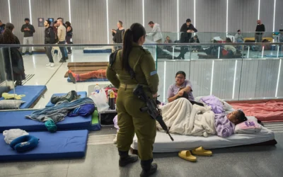Des personnes réfugiées dans une station de métro souterraine alors que les sirènes d'alerte aérienne annoncent l'arrivée de missiles iraniens, à Ramat Gan, le 10 mars 2026. (Crédit : Oded Balilty/AP)