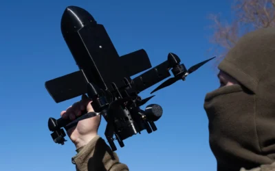 Un instructeur militaire ukrainien fait une démonstration du fonctionnement d’un drone intercepteur conçu pour détruire les drones d’attaque russes dans la région de Kiev, en Ukraine, le 11 mars 2026. (Crédit : Efrem Lukatsky/AP)