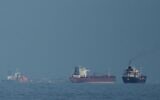 Des pétroliers et des cargos faisant la queue dans le détroit d'Ormuz, vu depuis Khor Fakkan, aux Émirats arabes unis, le 11 mars 2026. (Crédit : Altaf Qadri/AP Photo)