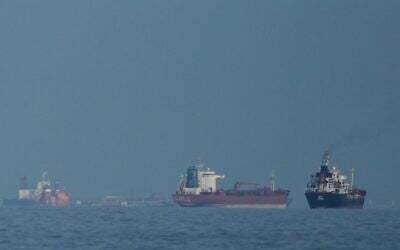 Des pétroliers et des cargos faisant la queue dans le détroit d'Ormuz, vu depuis Khor Fakkan, aux Émirats arabes unis, le 11 mars 2026. (Crédit : Altaf Qadri/AP Photo)