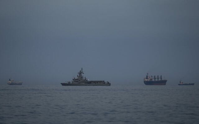 Un navire de la marine des Émirats arabes unis patrouillant aux côtés de cargos et de pétroliers dans le détroit d'Ormuz, vu depuis Khor Fakkan, aux Émirats arabes unis, le 11 mars 2026. (Crédit : Altaf Qadri/AP)