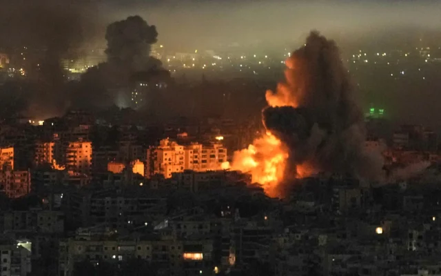 De la fumée et des flammes s'élèvent des bâtiments à la suite d'une frappe aérienne israélienne sur une cible du Hezbollah à Dahiyeh, dans la banlieue sud de Beyrouth, au Liban, le 11 mars 2026. (Crédit: AP Photo/Bilal Hussein)