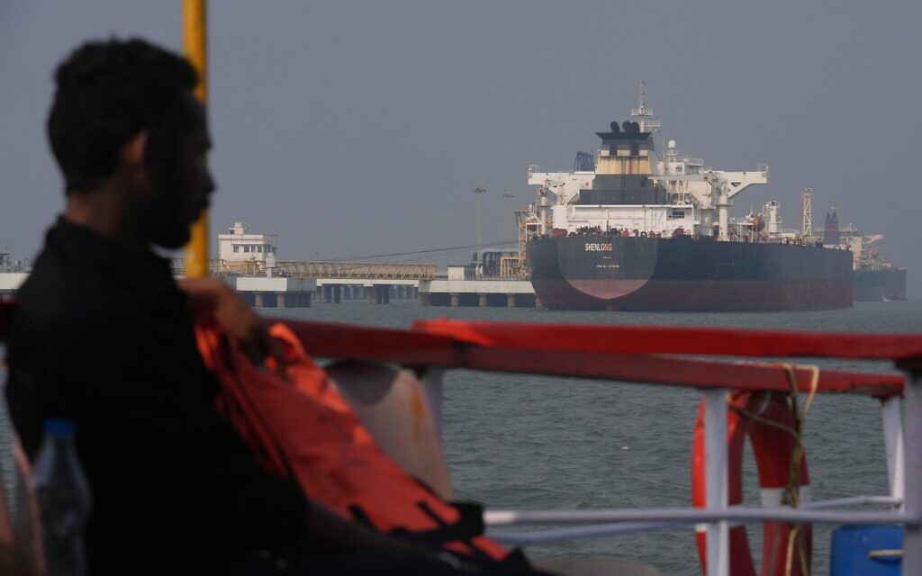 Le pétrolier Shenlong Suezmax, battant pavillon libérien et transportant du pétrole brut en provenance d'Arabie saoudite, qui vient de franchir le détroit d'Ormuz, au port de Mumbai, en Inde, le 12 mars 2026. (Crédit : Rafiq Maqbool/AP)