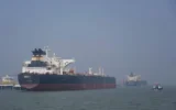 Le pétrolier Shenlong Suezmax, battant pavillon libérien et transportant du pétrole brut d’Arabie saoudite, est passé par le détroit d’Ormuz avant d'arriver dans le port de Mumbai, à Mumbai, en Inde, le 12 mars 2026. (Credit : Rafiq Maqbool/AP)