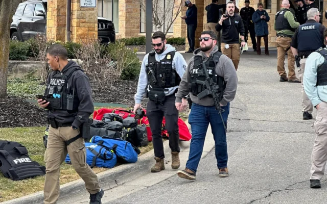 Les forces de l'ordre américaines répondant à un appel à la synagogue Temple Israel, à West Bloomfield Township, dans le Michigan, le 12 mars 2026. (Crédit : Corey Williams/AP Photo)