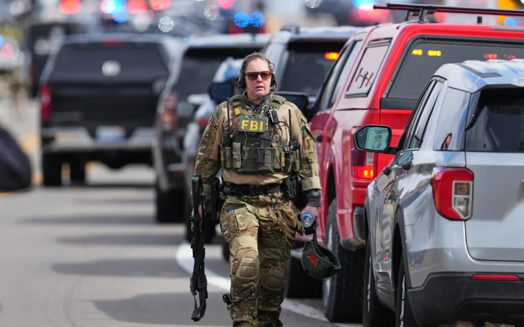Les forces de l’ordre répondant à un appel à la synagogue Temple Israel, à West Bloomfield Township, dans le Michigan, le 12 mars 2026. (Crédit : Paul Sancya/AP) Les forces de l’ordre répondant à un appel à la synagogue Temple Israel, à West Bloomfield Township, dans le Michigan, le 12 mars 2026. (Crédit : Paul Sancya/AP)