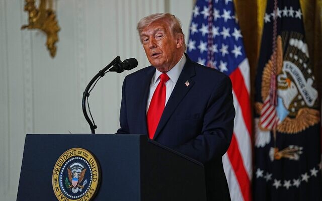 Le président américain Donald Trump s'exprimant lors d'un événement organisé dans le cadre du Mois de l'histoire des femmes dans la salle Est de la Maison Blanche, à Washington, le 12 mars 2026. (Crédit : Allison Robbert/AP)