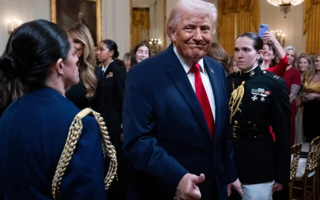 Le président américain Donald Trump quitte une cérémonie organisée à l'occasion du Mois de l'histoire des femmes à la Maison Blanche, le 12 mars 2026, à Washington, DC. (AP/Julia Demaree Nikhinson)