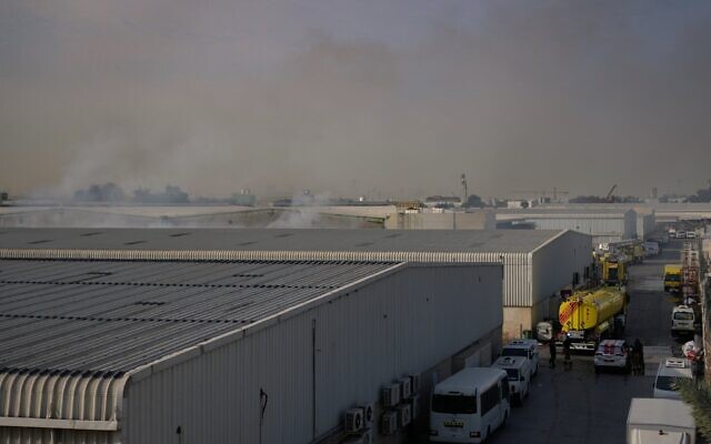 Photo d'illustration : De la fumée s'échappe d'un incendie qui, selon les autorités, aurait été provoqué par l'interception réussie d'un projectile, dans la zone industrielle d'Al Quoz à Dubaï, aux Émirats arabes unis, le 13 mars 2026. (Crédit : AP Photo)